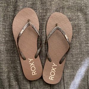BRAND NEW Roxy flip flops